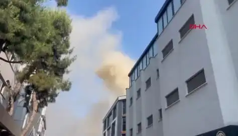 İstanbul'daki 4 Katlı İş Merkezinde Yangın: Yangın Söndürme Çalışmaları Devam Ediyor