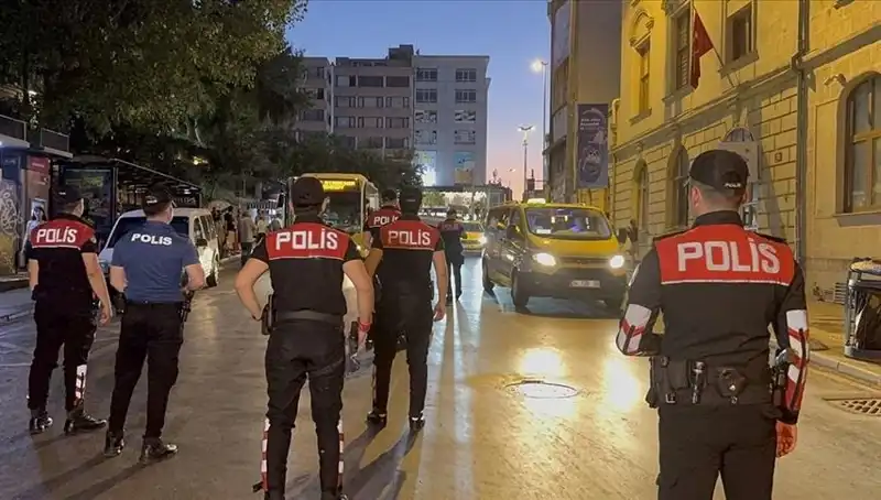 İstanbul'da Asayiş Operasyonları: Dört Saatte Yüzlerce Gözaltı Yapıldı