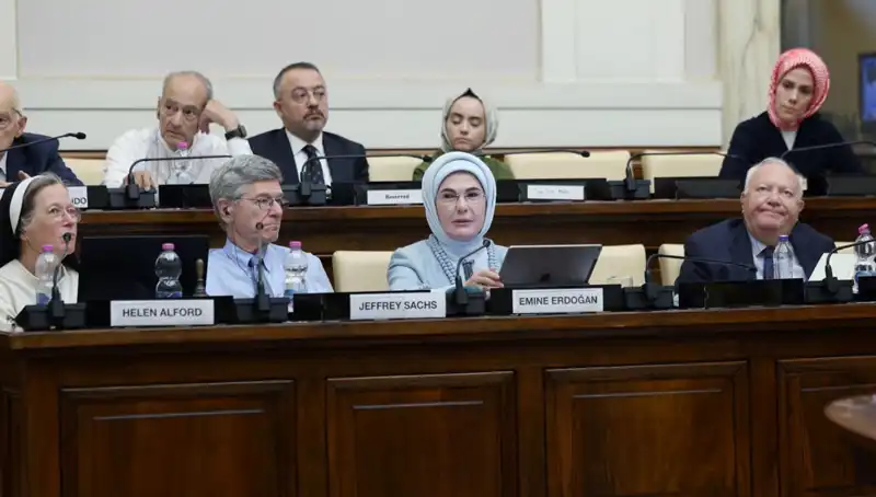 Emine Erdoğan, Vatikan'da "Dünya 5'ten Büyüktür" Mesajıyla Dikkatleri Üzerine Topladı