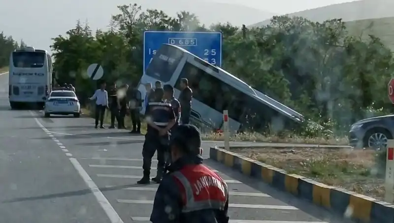 Isparta'da Feci Kaza: Tur Otobüsü ile Yolcu Otobüsü Çarpıştı, Yaralılar Hastaneye Sevk Edildi