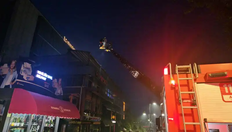 Beşiktaş'ta Yangın Korkutan Anlar: 3 Katlı Restoran Alev Alev Yandı