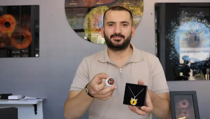 İris Fotoğraflarını Takı ve Sanat Eserine Dönüştüren Kadın: İlk Uygulayıcı Olarak Tanınıyor