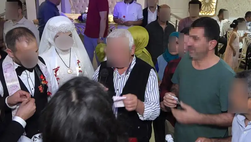 Davetsiz Düğüne Katılan Kadının Skandalı: Pasta Yedi, Takıları Çaldı!