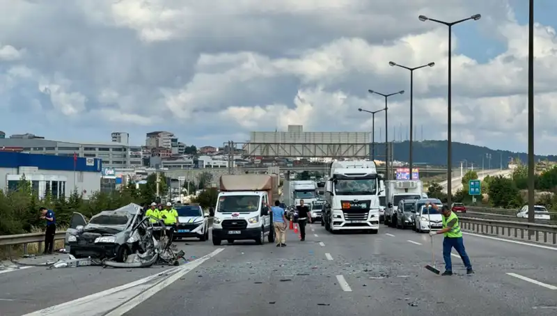 Otoyolda Ters Dönüş Yapan Araçlar Trafiği Felç Etti: Üç Kişi Sıkıştı