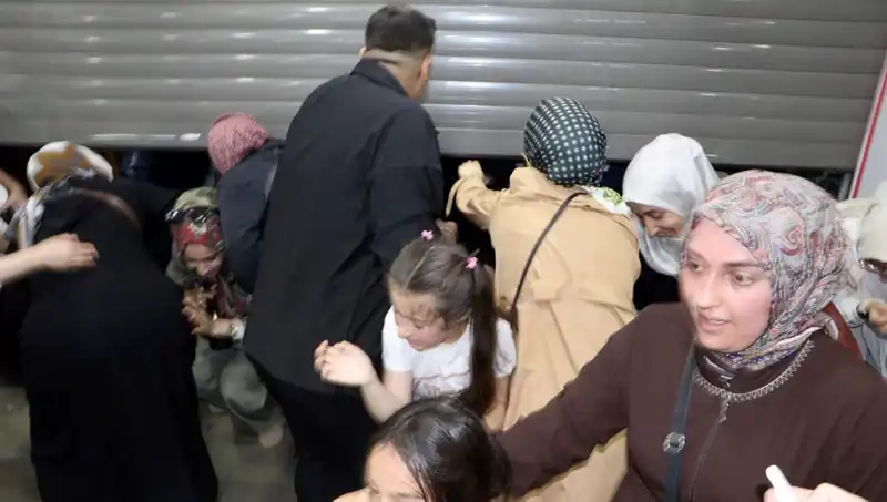 AVM’de Yüzde 50 İndirim Fırtınası: Alışveriş Tutkunları İzdihama Karıştı