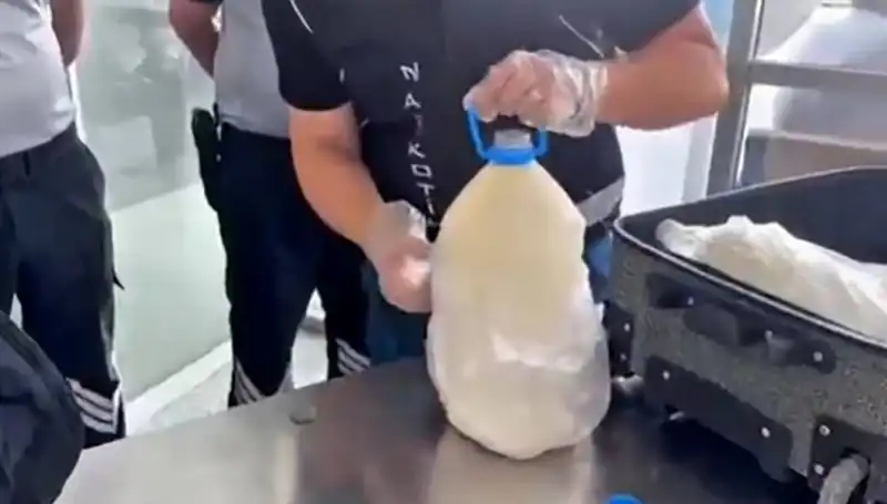 Havalimanında Süt Şişesinde Ele Geçirilen 12 Kilo 800 Gram Uyuşturucu Şok Etti!