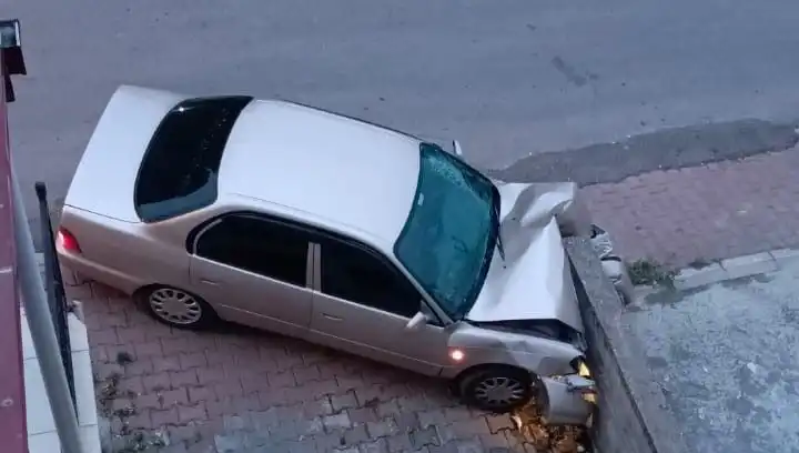Kontrolü Kaybedip Duvara Çarptı: Kaza Anının Detayları ve Olayın Sonuçları