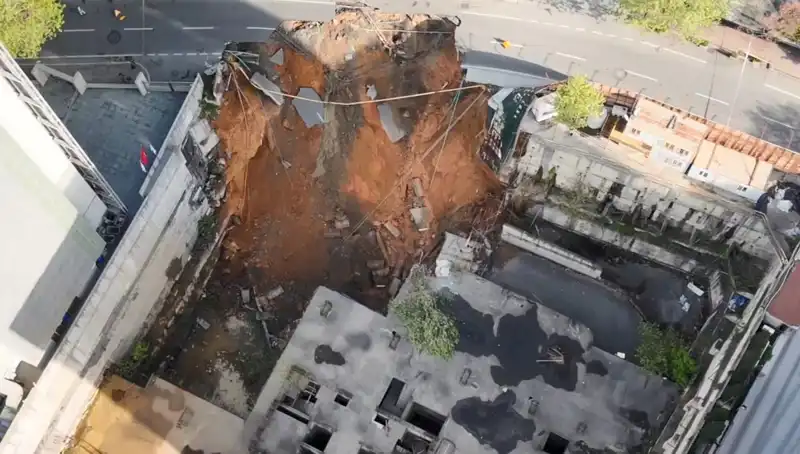 Sarıyer'de Yol Çöktü: Caddeyi Kapatmak Zorunda Kaldılar