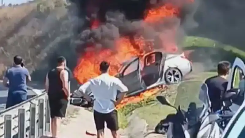 TEM Otoyolu'nda Feci Kaza: Otomobil Alev Alev Yandı!
