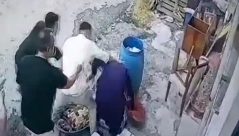 Başakşehir'de "Bidon" Sebebiyle Baba ve Oğul Kadını Darp Etti