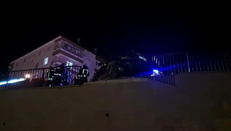 Aracın Kontrolden Çıkışı: Bariyere Çarpıp Asılı Kaldı!