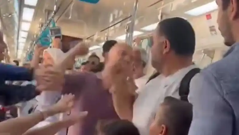 Marmaray'da Yüzleri Yaran Olay: Yumruklar Havada Uçuştu!