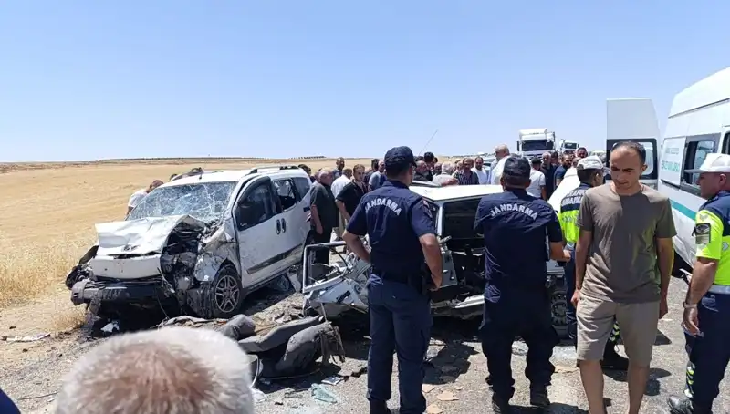 Otomobil ile Hafif Ticari Araç Çarpıştı: Acı Kaza 4 Can Aldı