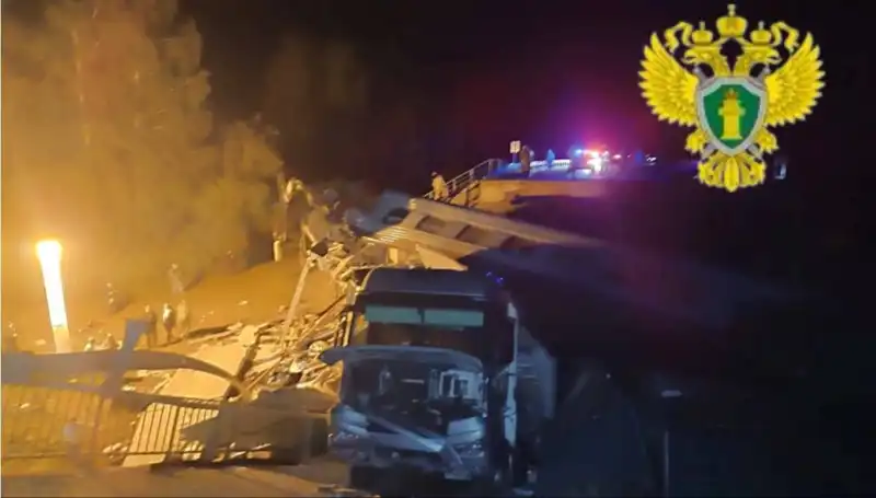 Rusya'da Korkunç Kaza: Tren Üstünde Çöken Köprü Can Aldı!