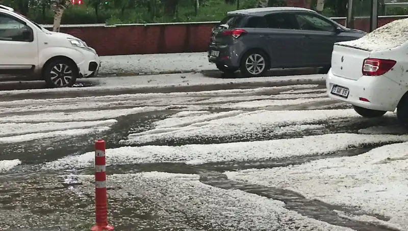 Ardahan'da Dolu Yağışı Şehirde Beyaz Bir Tabaka Oluşturdu