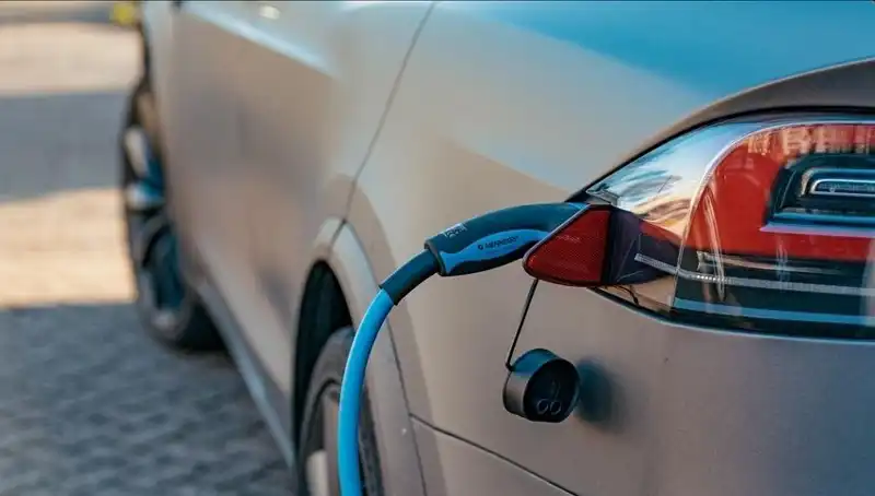 Elektrikli Araç Satışları Düşerken Alıcılar Neden Tereddüt Ediyor?