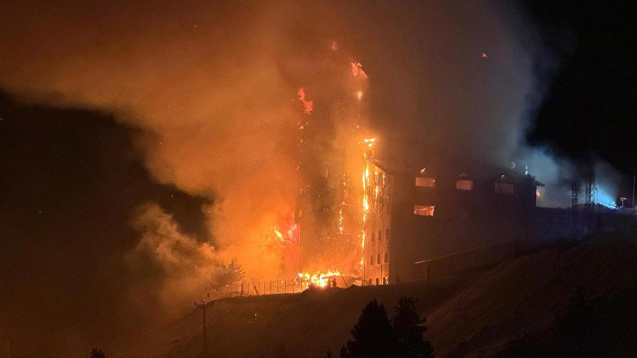 Kartalkaya Kayak Merkezi'nde Sabahın İlk Saatlerinde Otel Yangını