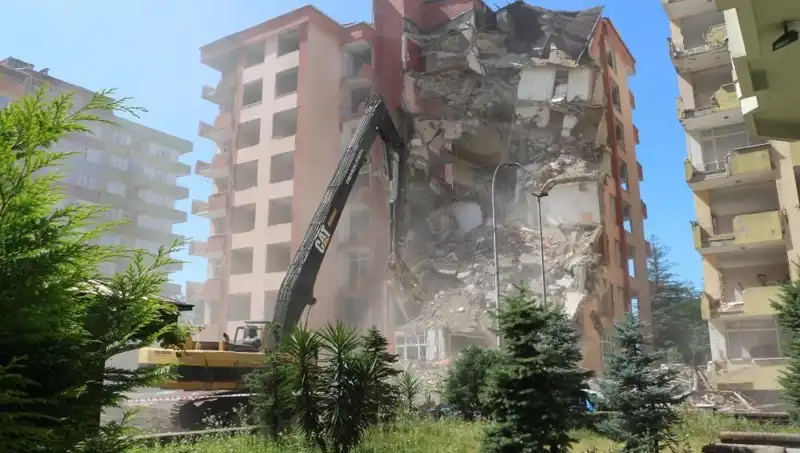 Deniz Dalgaları Yüzünden İki Bina Yıkılacak: Bu Durum Neden Oldu?
