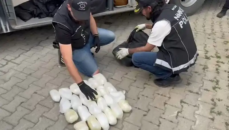 Yolcunun Valizinden 13 Kilo Metamfetamin Çıktı: Şok Eden Gözaltı Operasyonu