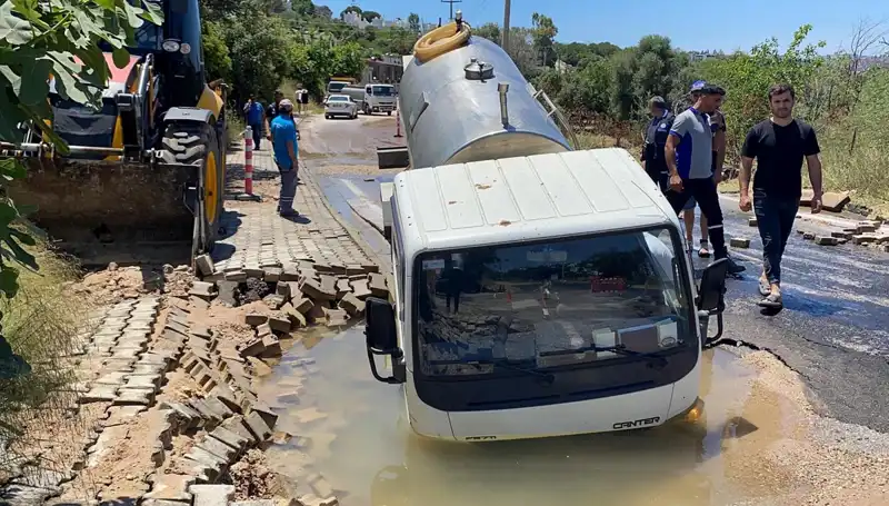 Bodrum'da Su Hattı Patladı: Tanker Çukura Düşerek Büyük Krize Yol Açtı