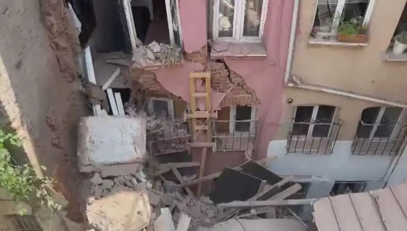 İstanbul'da Üç Katlı Bina Balkonunun Çökmesi: Olayın Ayrıntıları