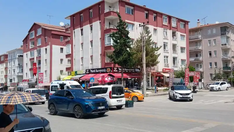 Taksi ve Otomobil Çarpıştı: Kaza Anı Hem Şoke Etti Hem Düşündürdü