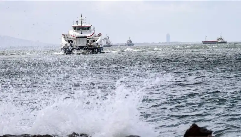 İzmir'de Vapur Seferlerine Fırtına Nedeniyle Ara Verildi!