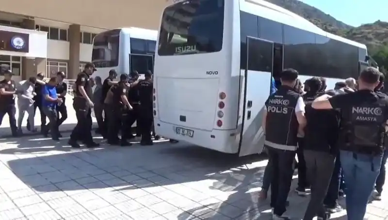 Amasya’da Uyuşturucu Operasyonu: 13 Kişi Tutuklandı, Araştırmalar Derinleşiyor!