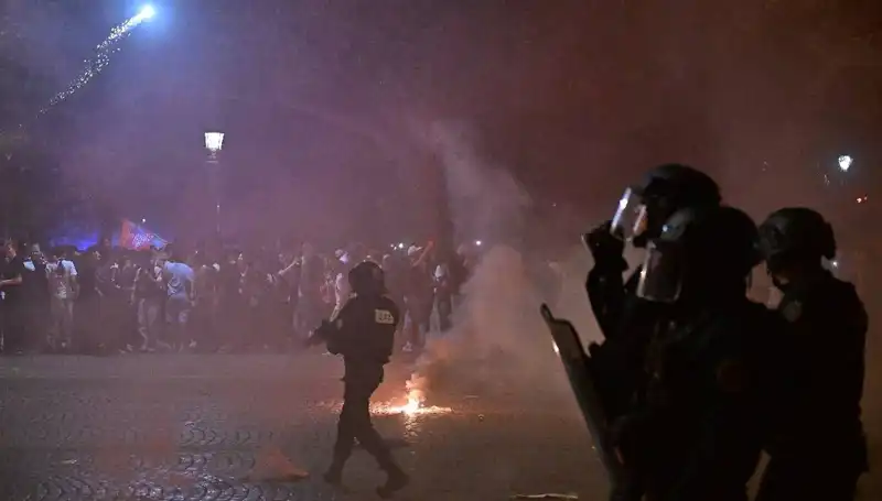 PSG'nin Şampiyonluğu Sokakları Sarmaladı: Kutlamalar ve Protestolar İç İçe Geçti