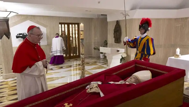 Papa'nın Tabutundaki Fotoğraflar: Duygusal Anlar ve Sosyal Medya Tepkileri