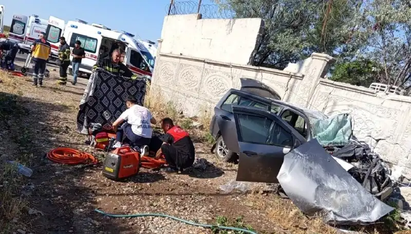 Lastiği Patlayan Araç, İstinat Duvarına Çarparak Feci Kaza Yaptı