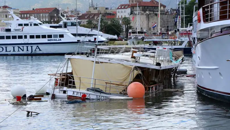 Hırvatistan’da Yağış ve Fırtına: Feribotun Çarptığı Gemi Batma Tehlikesiyle Karşılaştı