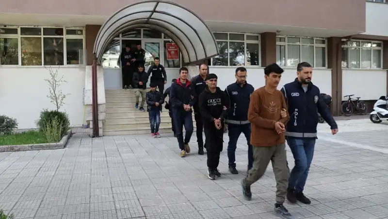Düzensiz Göçmenlere Yönelik Operasyonda İki İlde 21 Yakalama Gerçekleşti