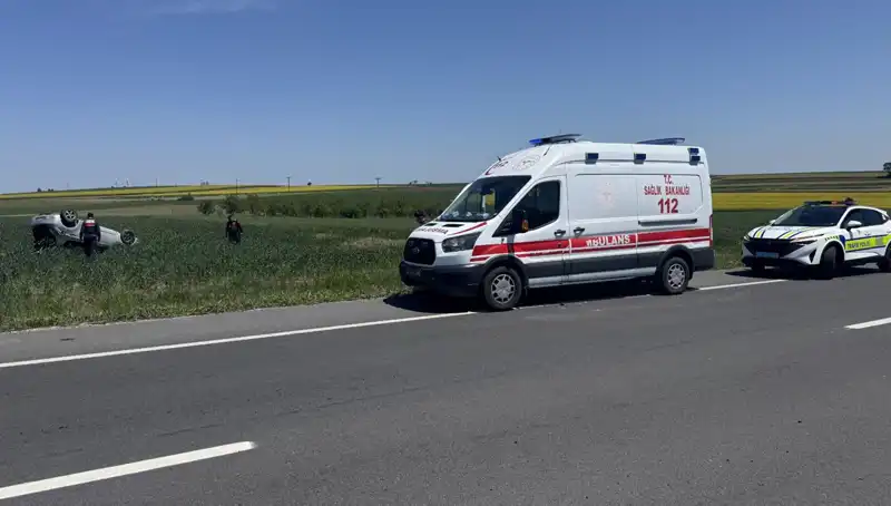 Edirne'de Devrilen Otomobil Faciası: Sürücü ve Eşi Yaralandı