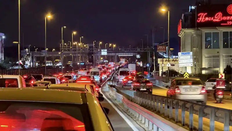 Yenibosna Metrobüs Yaya Üst Geçidindeki Çalışmalar Başladı, Güvenlik Artacak!