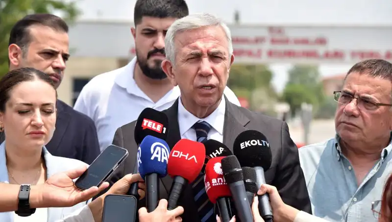 Mansur Yavaş, Antalya'da Muhittin Böcek'i Ziyaret Etti: İşbirliği Mesajları Verildi