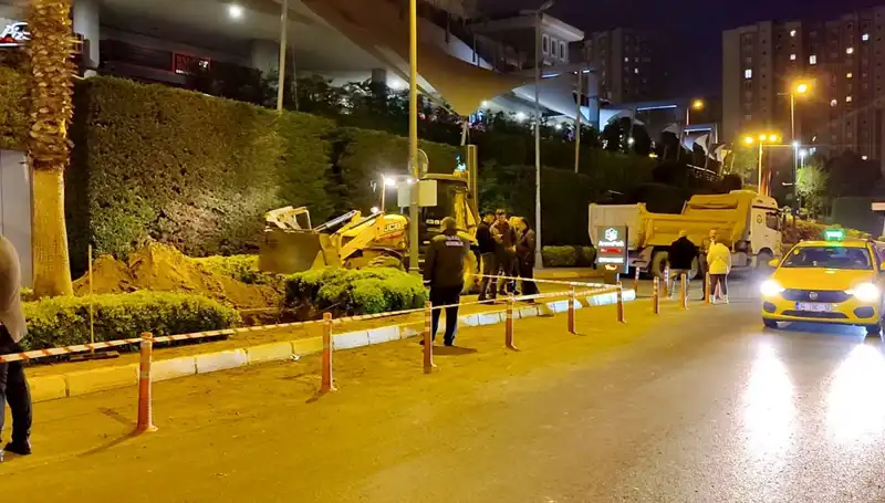 AVM Girişinde Doğalgaz Paniği: Ziyaretçiler Temiz Havayı Aradı