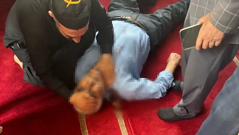 Camide Namaz Kılan Adam Bıçaklandı: Güvenlik Önlemleri Yetersiz mi?