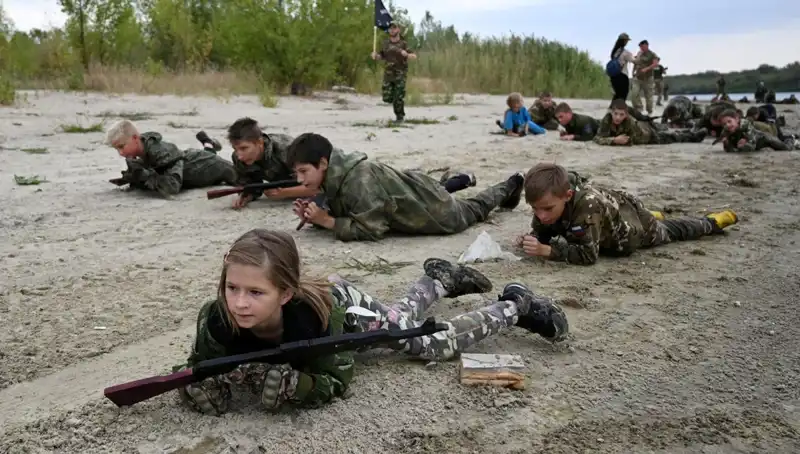 Rusya'da 8 Yaşındaki Çocuklar Askeri Eğitime Alınıyor: Korkunç Gerçek!