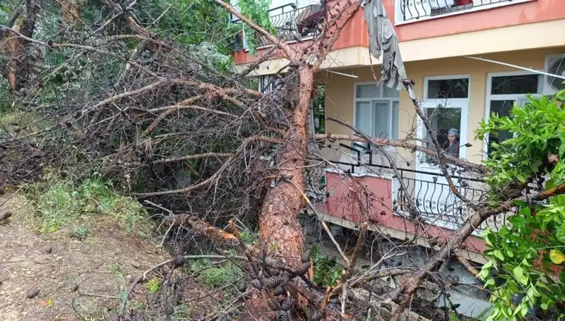 Dev Yağmur, Eski Binayı Yıkımın Eşiğine Getirdi!