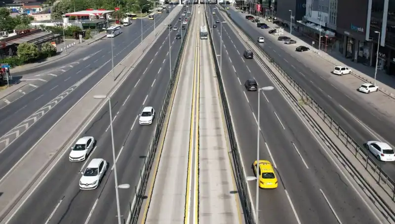 İstanbul Bayramda Boş Yollarıyla Sakin Bir Manzara Sundun