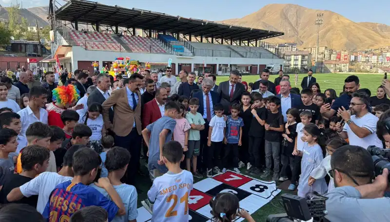 Hakkari'de Anadolu Şenliği, Kültür ve Coşkuyla Kapılarını Açtı