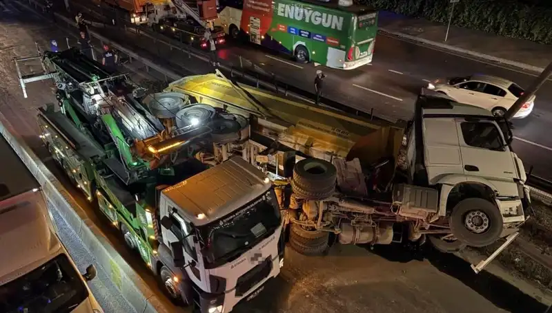 Moloz Yüklü Hafriyat Kamyonu Devirildi: Olay Yerinden Gelen Son Dakika Gelişmeleri
