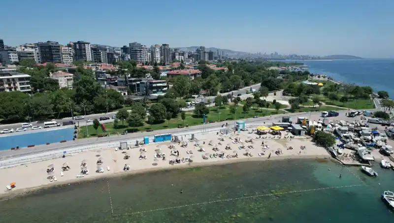 İstanbul'un Sıcak Havaları Caddebostan Sahilini Doldurdu, Yer Bulmak Zorlaştı