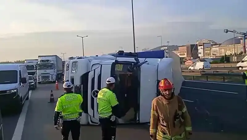 Pendik TEM Otoyolu'nda TIR Devrildi, İstanbul Yönünde Trafik Çilesi Başladı!