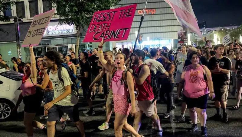 Tel Aviv Sokaklarında On Binler Netanyahu’yu Protesto Etti