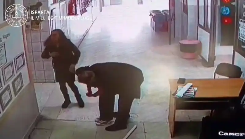 İlkokulda Öğretmenden Kahramanlık: Heimlich Manevrası ile Öğrencisi Kurtarıldı
