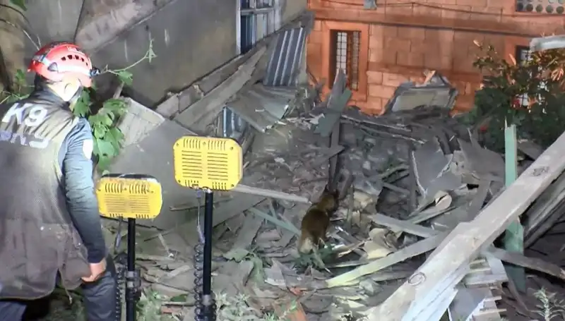 İstanbul'da Deprem Sonrası Hasar Gören Bina Çöktü: Detaylar Ortaya Çıktı